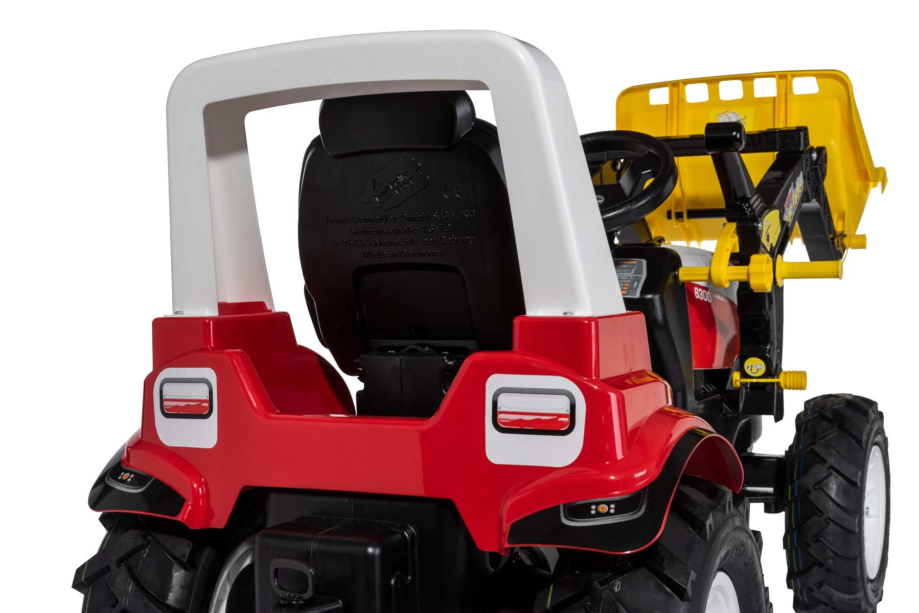 Un tracteur jouet rouge avec un godet jaune, un siège noir et un arceau blanc.