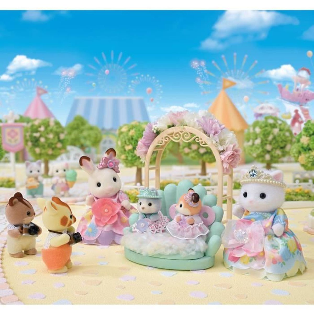 Un grupo de figuras de juguete celebra una fiesta con decoraciones coloridas y una carpa de circo.