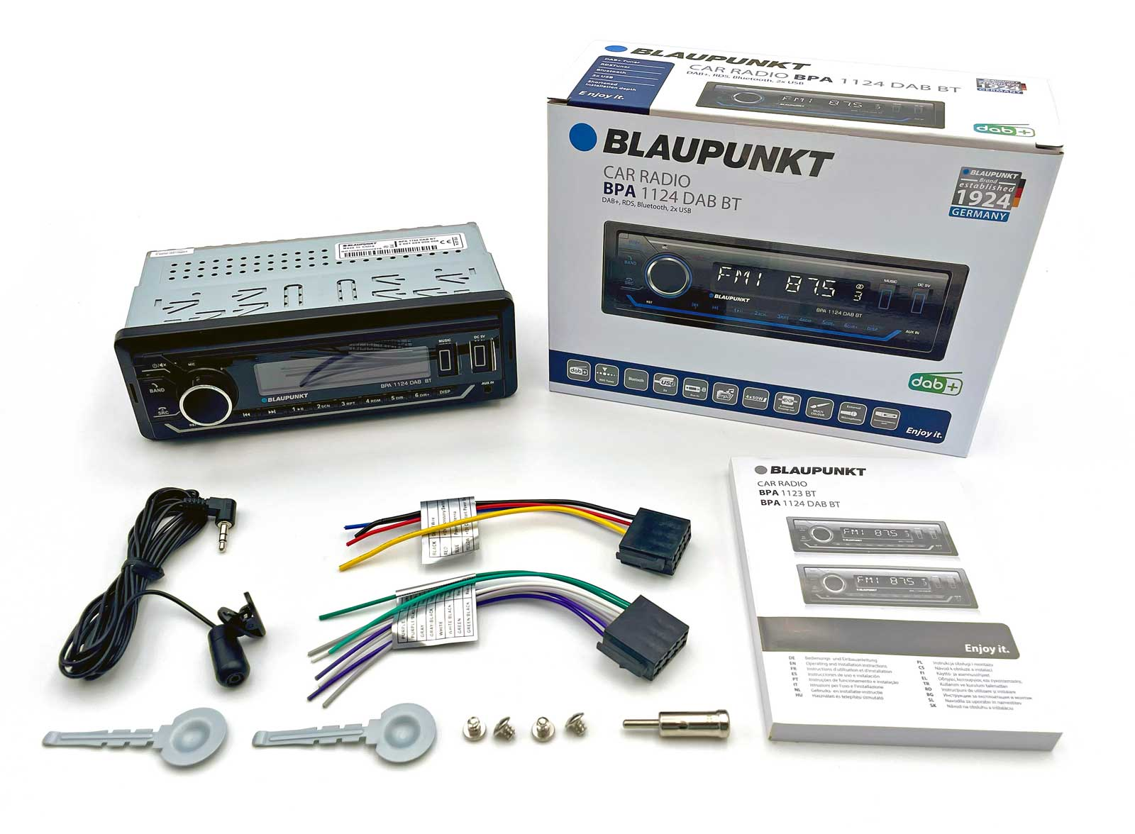 Autoradio Blaupunkt BPA 1124 DAB BT avec accessoires sur fond blanc.