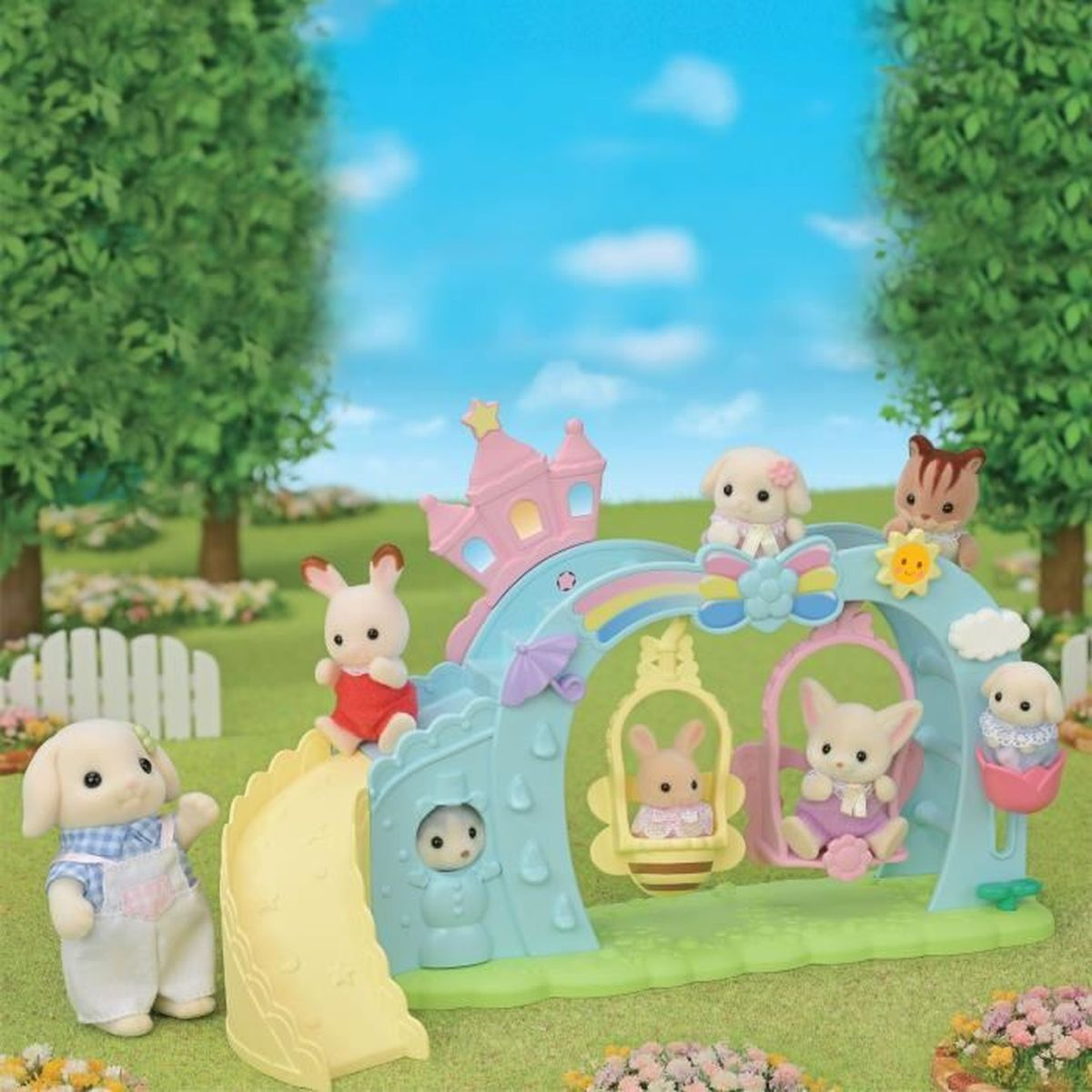Parque infantil con figuras de animales: Un perro se desliza.
