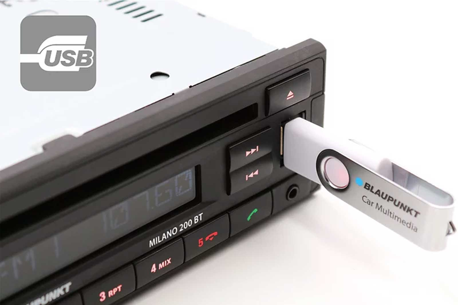 Une clé USB est insérée dans une radio de voiture Blaupunkt. Logo USB en haut à gauche.