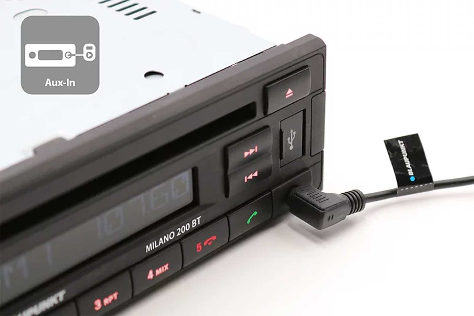 Une radio de voiture avec port USB et symbole Aux-In. Un câble est connecté.