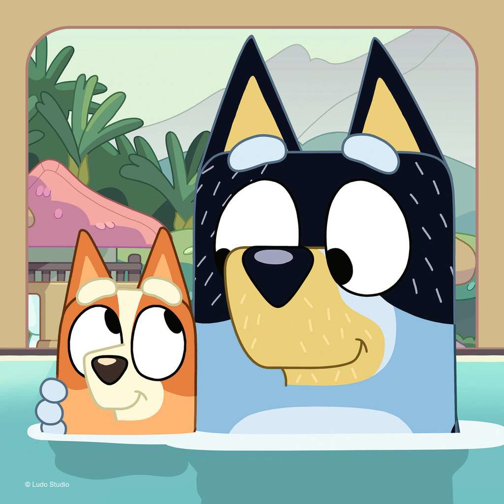 Due cani dei cartoni animati, uno arancione e uno blu, guardano in alto. Sono in acqua.