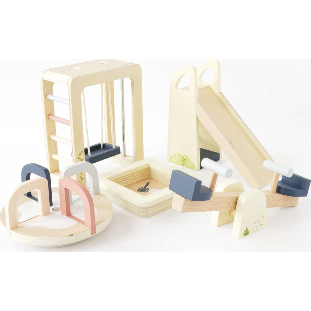 Giochi da parco giochi in legno: altalena, scivolo, dondolo, giostra e sabbiera.