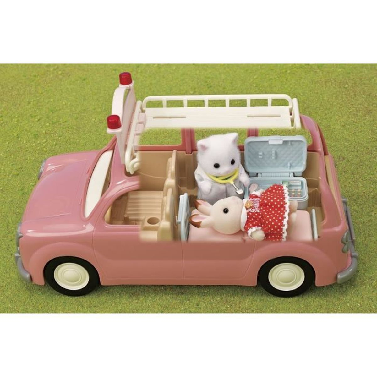 Un coche de juguete rosa con una gata doctora atendiendo a un conejo paciente.