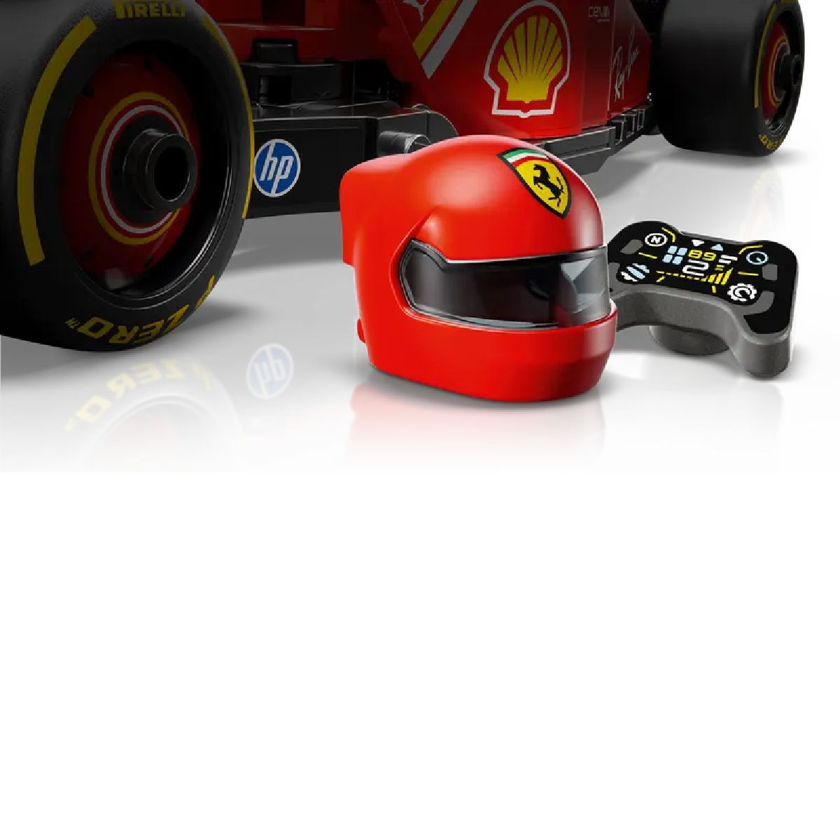 Ein roter Rennhelm und ein Controller liegen neben einem roten Formel-1-Auto.