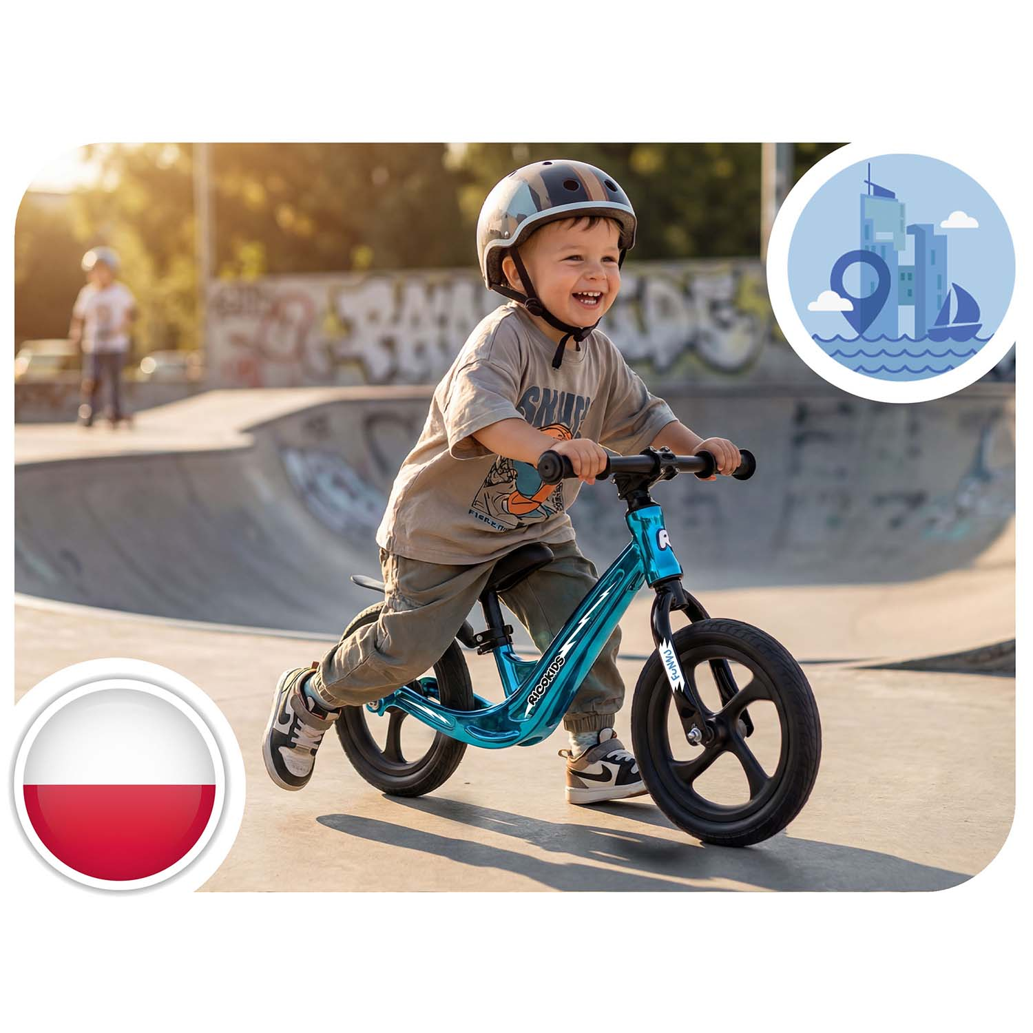 Chłopiec jedzie na niebieskim rowerku biegowym w skateparku. Ma na głowie kask.
