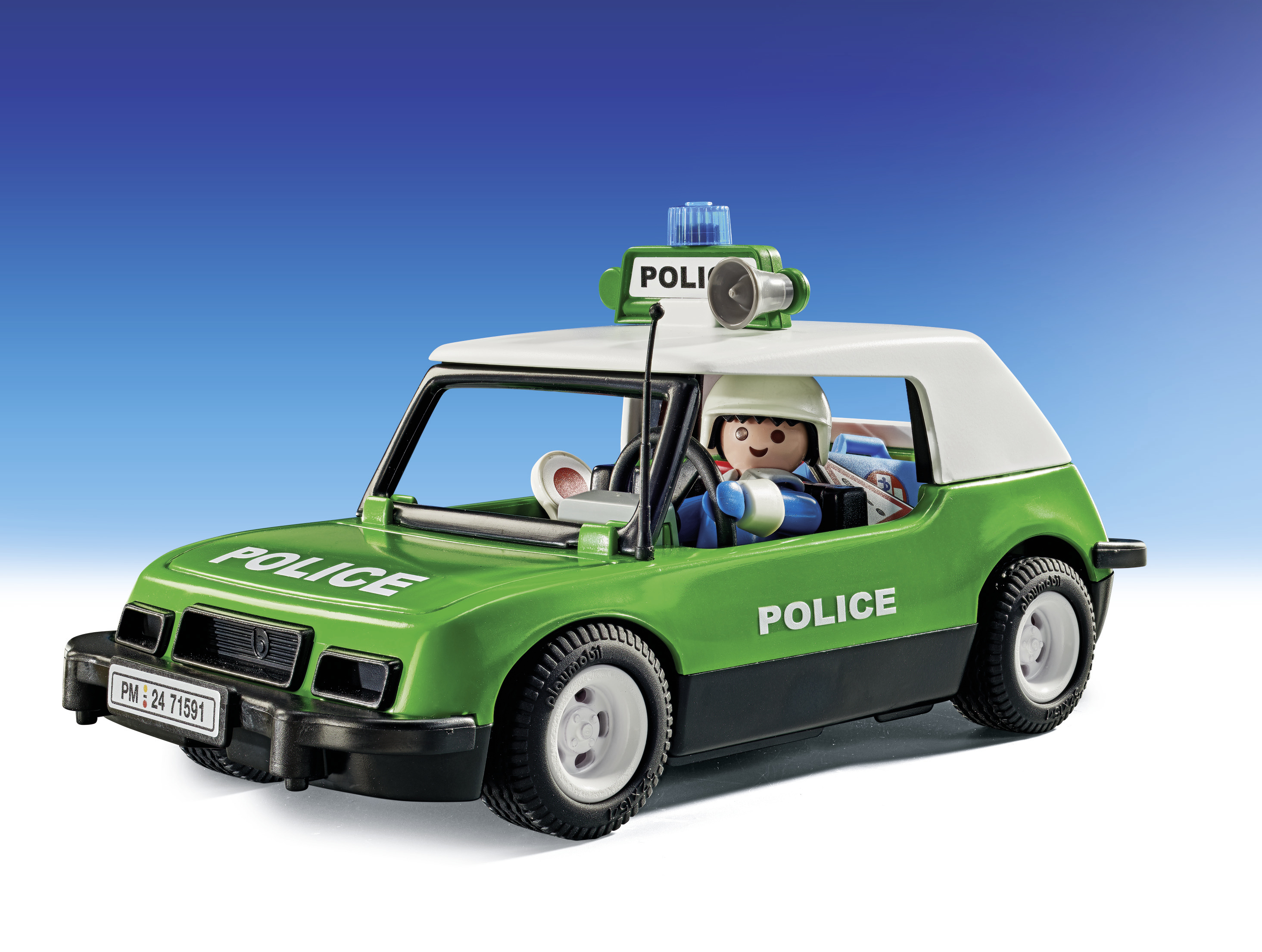 Un coche de policía de juguete verde con techo blanco y un conductor.