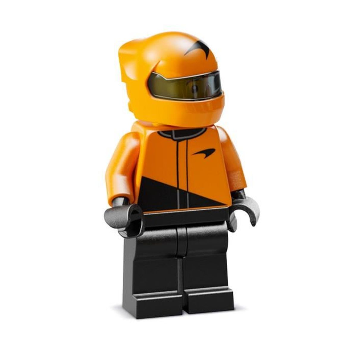 Turuncu Lego figür yarış tulumu ve kasklı, siyah pantolonlu, beyaz arka plan.