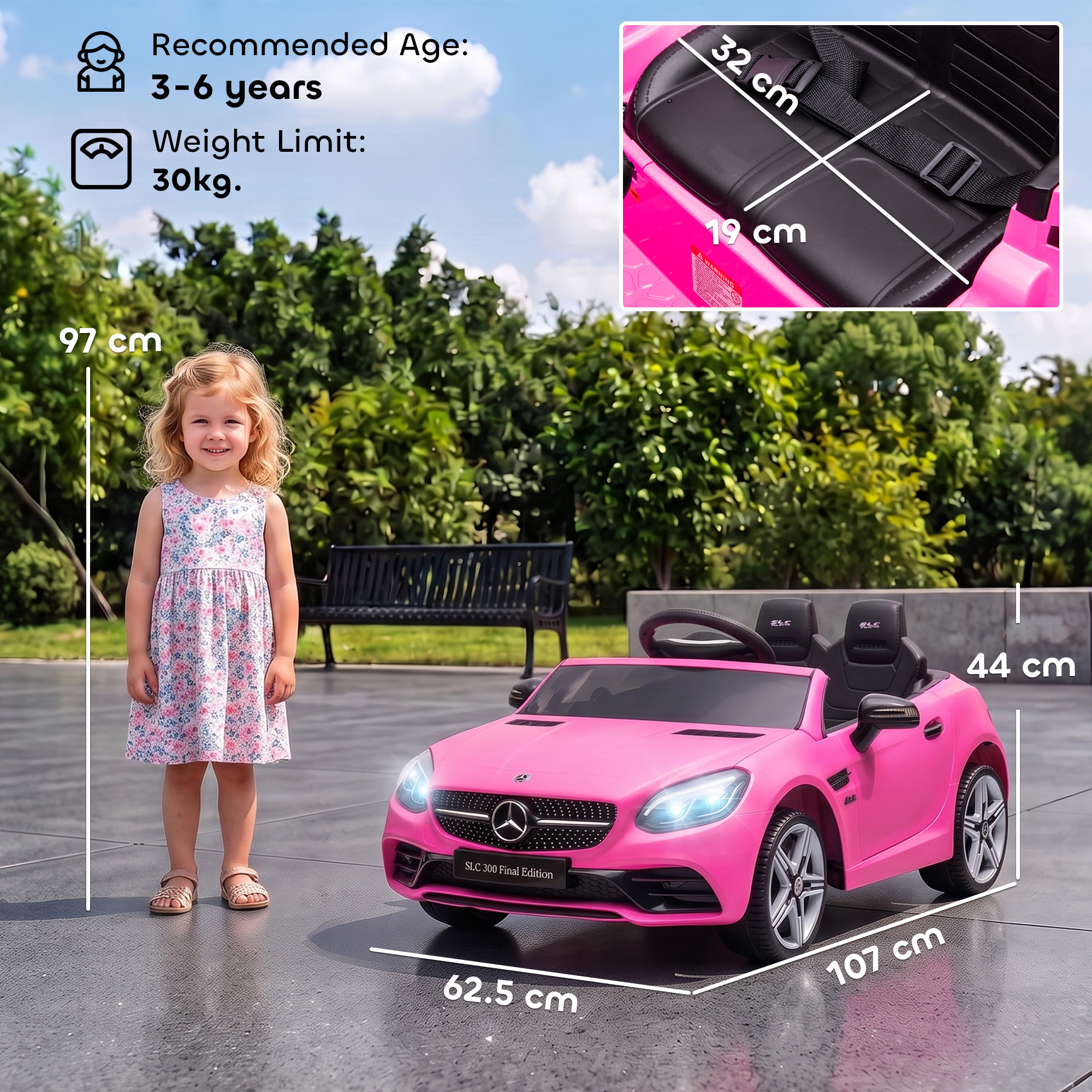 Una macchina elettrica rosa per bambini è su una superficie pavimentata. Una bambina è accanto.