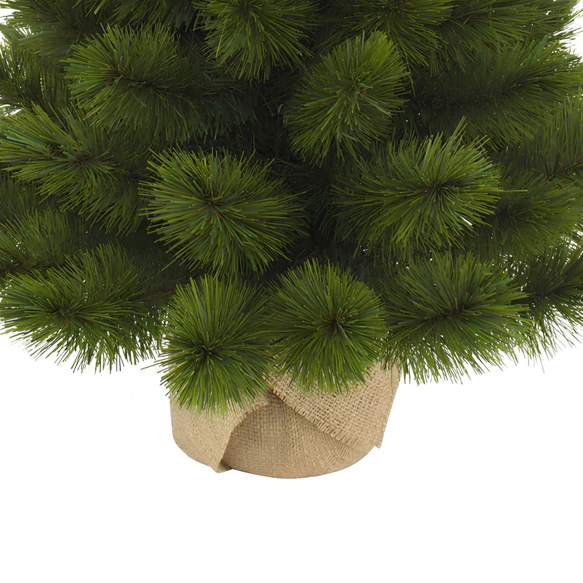 Gros plan d'un sapin de Noël artificiel vert avec une base en toile de jute.