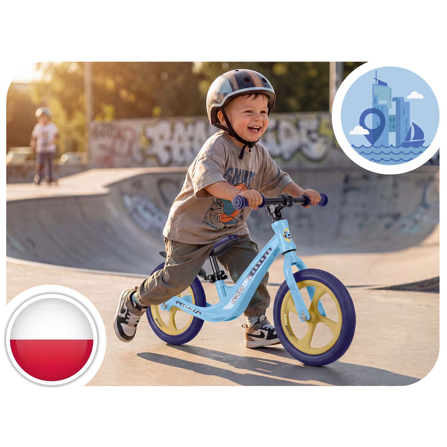 Chłopiec jedzie na niebieskim rowerku biegowym w skateparku. Ma na głowie kask.