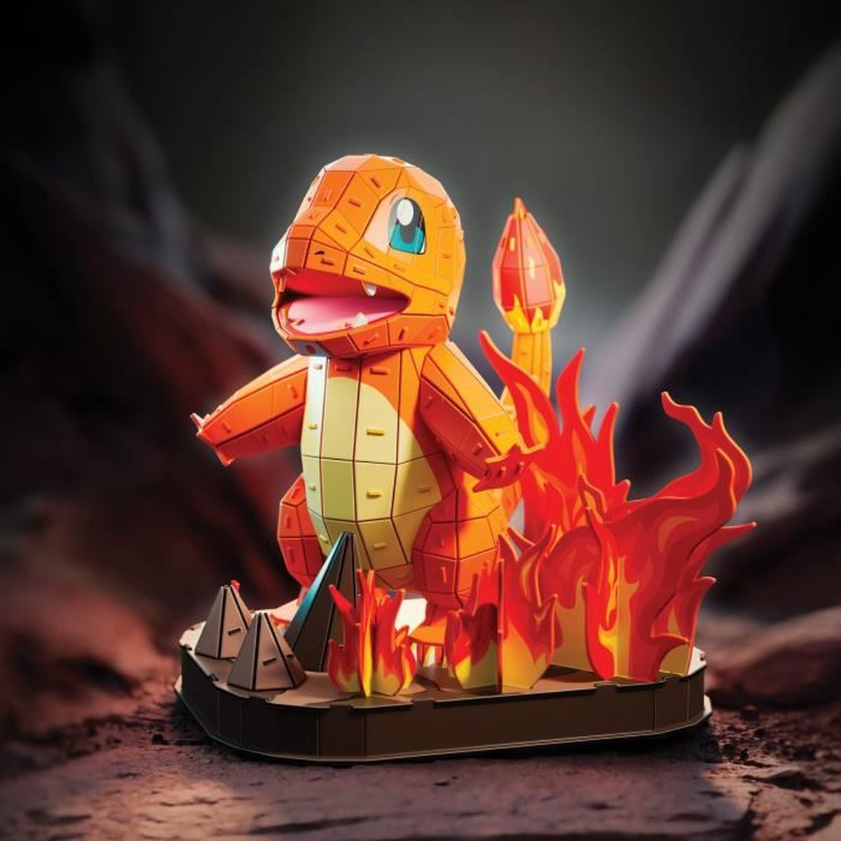 Un modelo naranja de Charmander con llamas se alza sobre una base oscura.