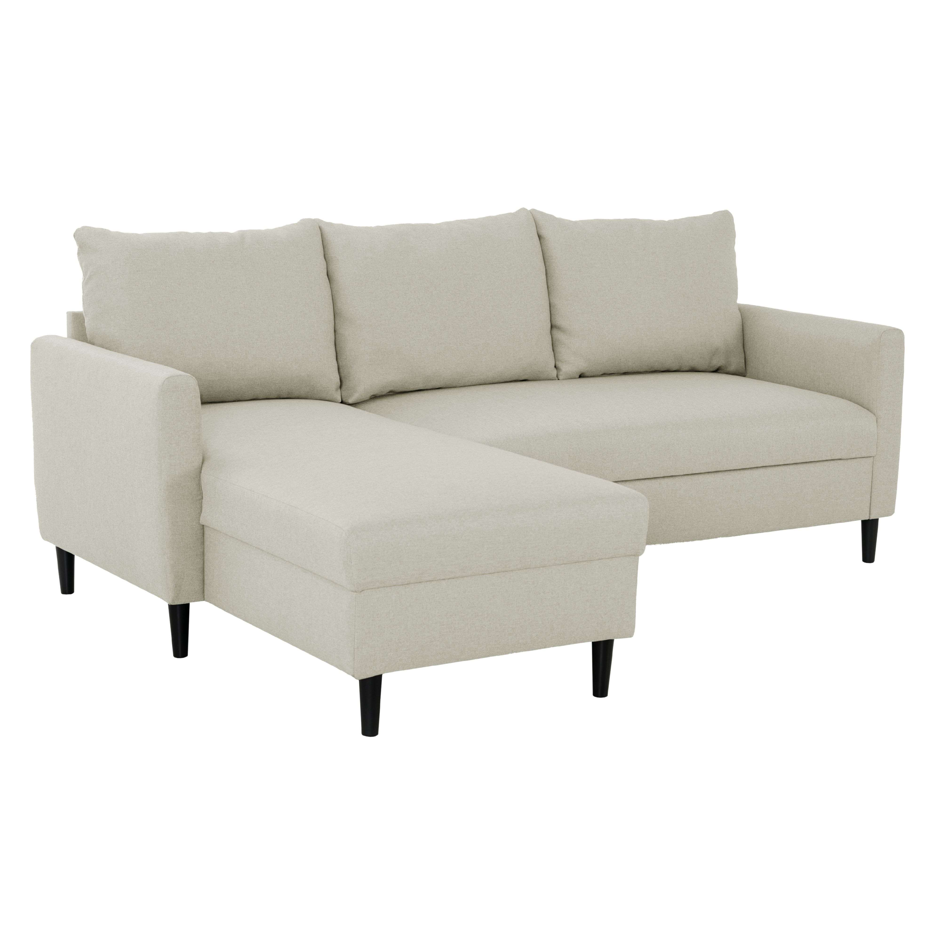 Un sofá seccional beige claro con tres cojines de respaldo y patas negras.