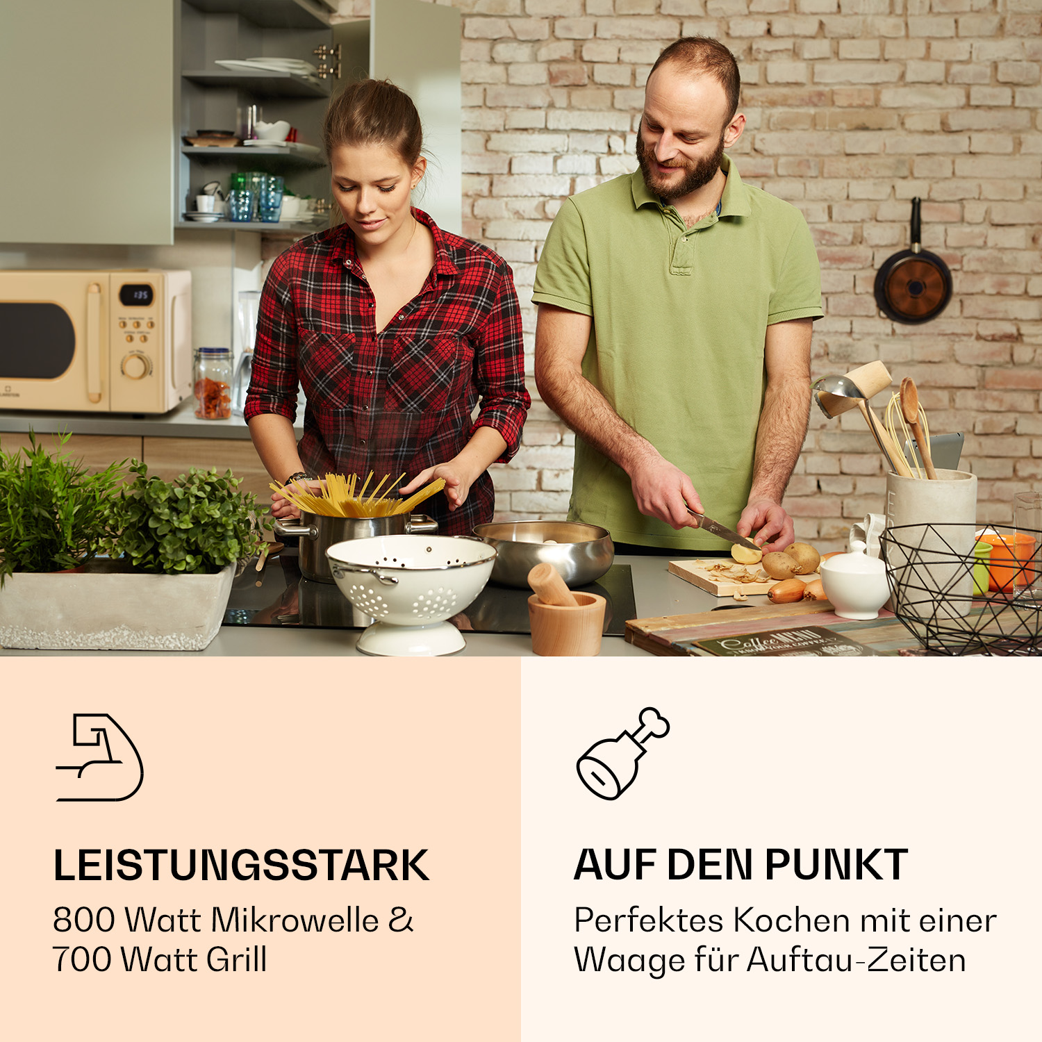 Ein Mann und eine Frau kochen in einer Küche. Die Frau kocht Nudeln, der Mann schneidet Kartoffeln.