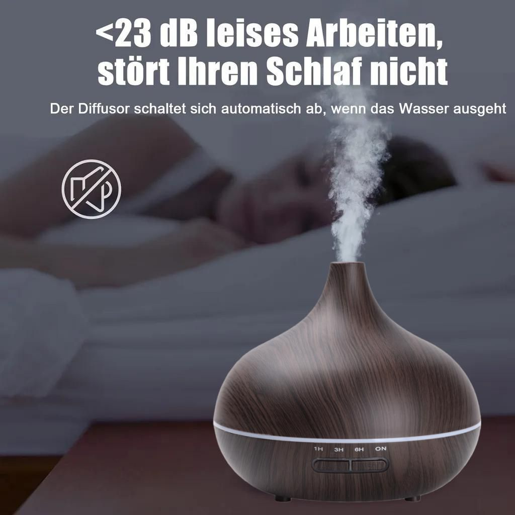 Ein Diffusor gibt Dampf ab, daneben schläft eine Person. Text: Leises Arbeiten.