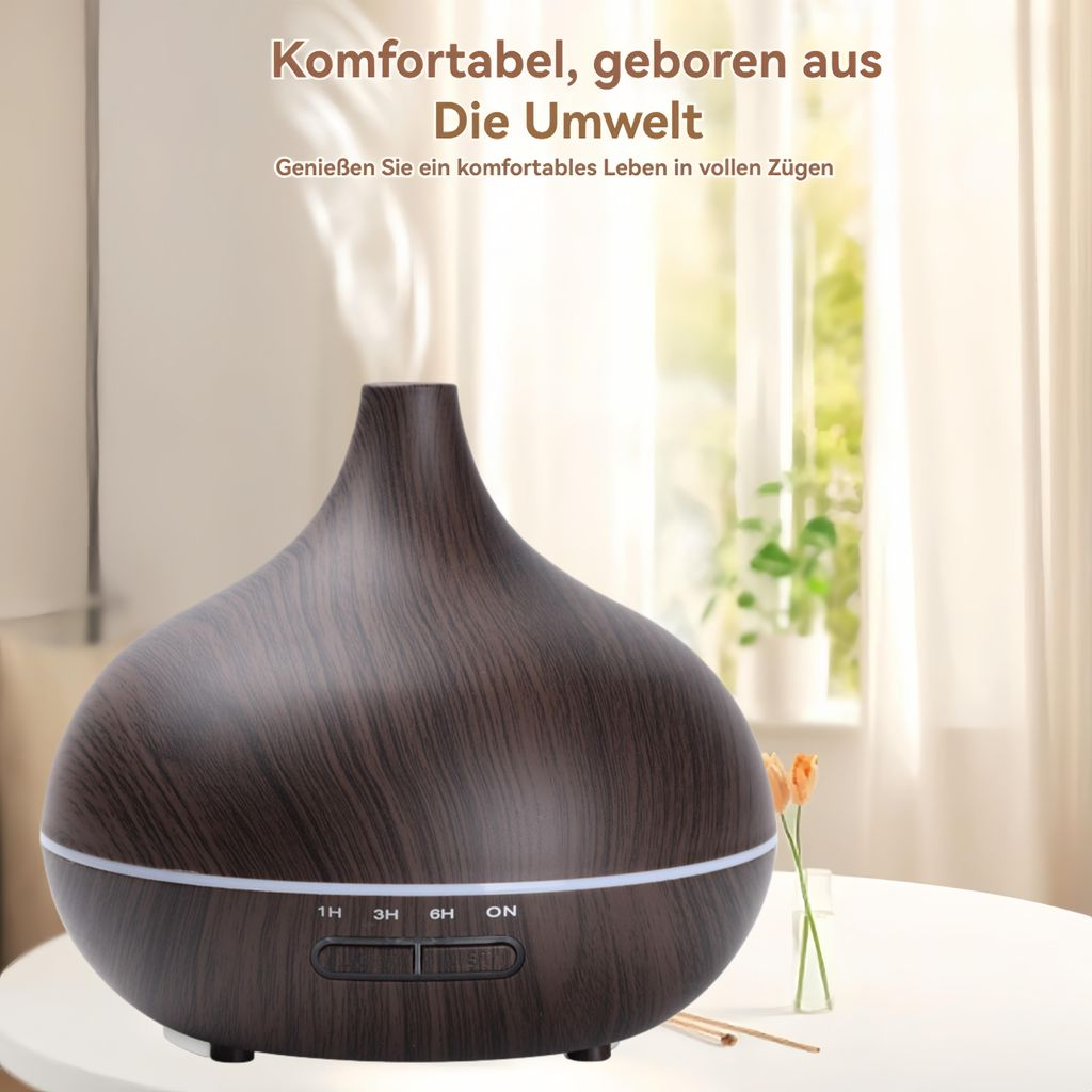 Dunkelbrauner Diffusor mit Holzmaserung gibt Dampf ab, steht auf weißem Tisch.