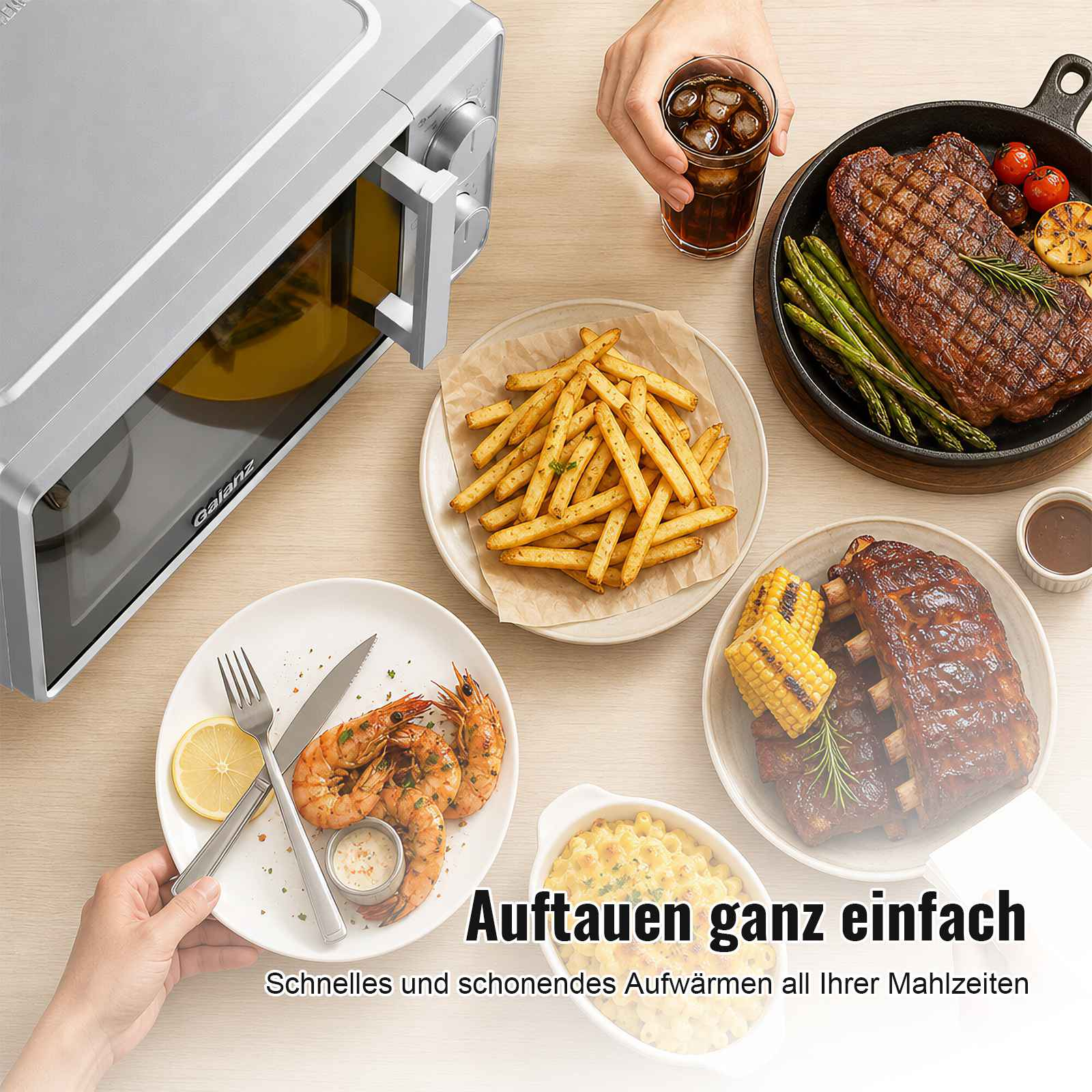 Ein Galanz Mikrowellenherd mit Essen: Steak, Rippchen, Garnelen, Pommes, Mais und Mac & Cheese.