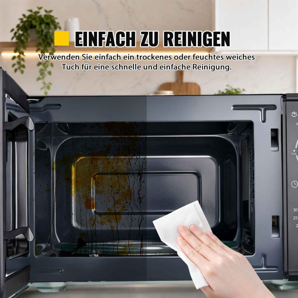 Eine Hand wischt mit einem Tuch das Innere eines schmutzigen Mikrowellenherds sauber.