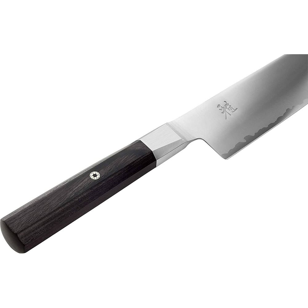 Ein Küchenmesser mit dunklem Holzgriff und silberner Zwinge, Nahaufnahme.