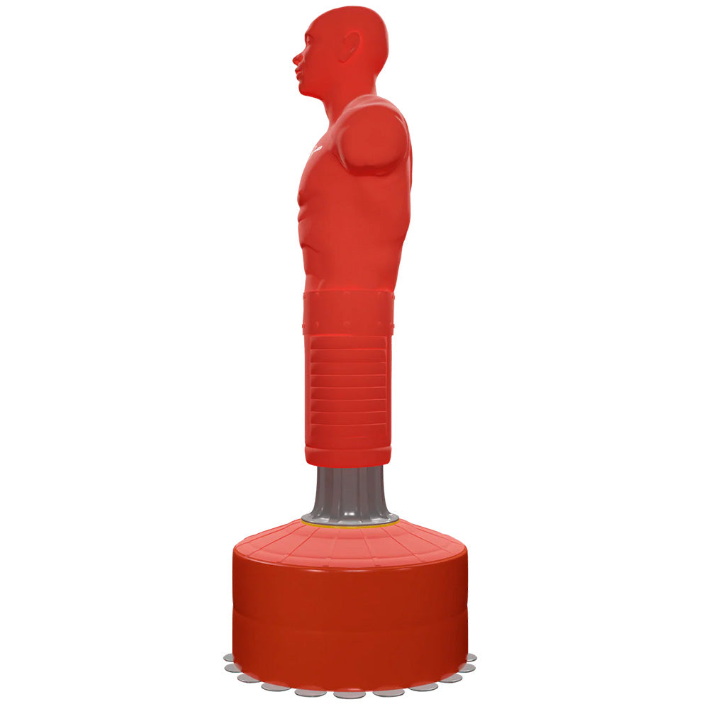 Un muñeco de boxeo rojo, tamaño real, sobre una base redonda con ventosas.