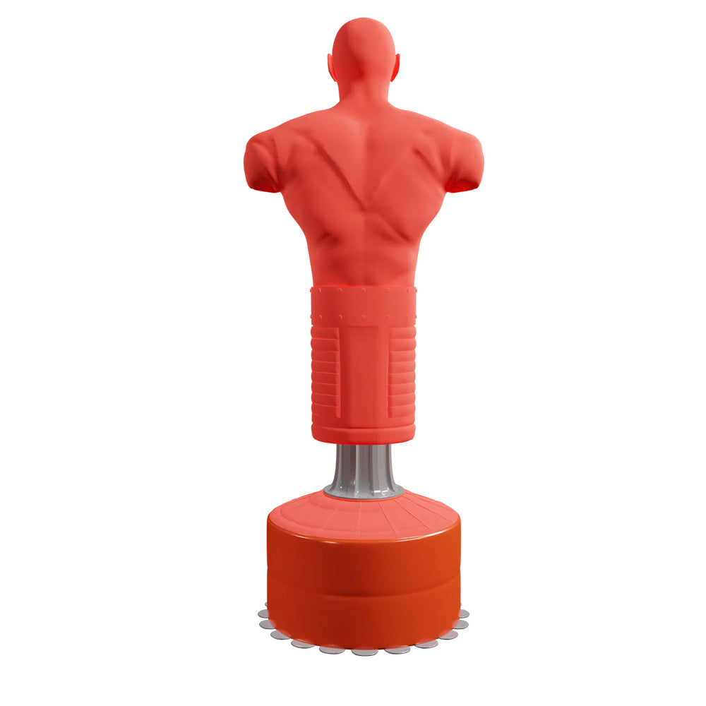 Un saco de boxeo rojo con forma humana, torso desmontable y base ancha.