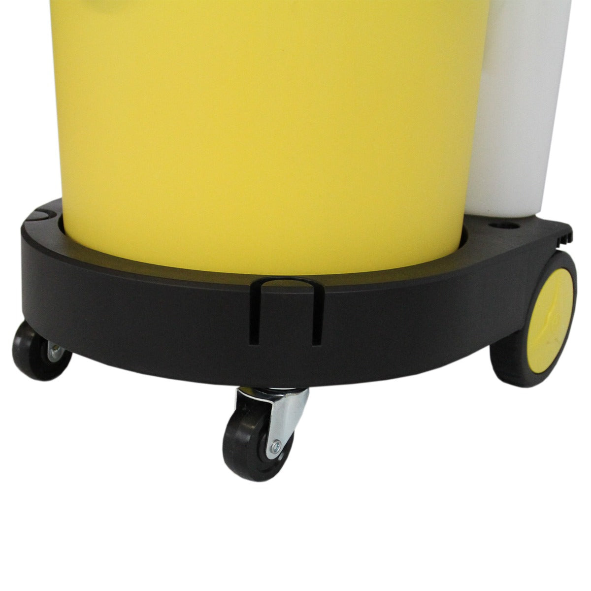 Un cubo amarillo sobre una base negra con ruedas.