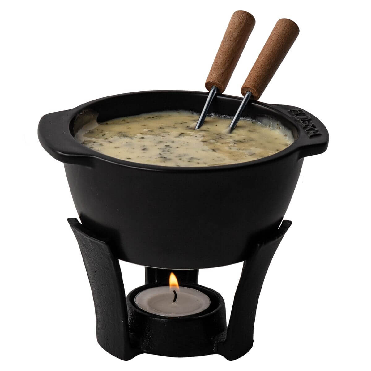 Ein schwarzer Fonduetopf mit Käsefondue und zwei Holzgriffen, über einem Teelicht.