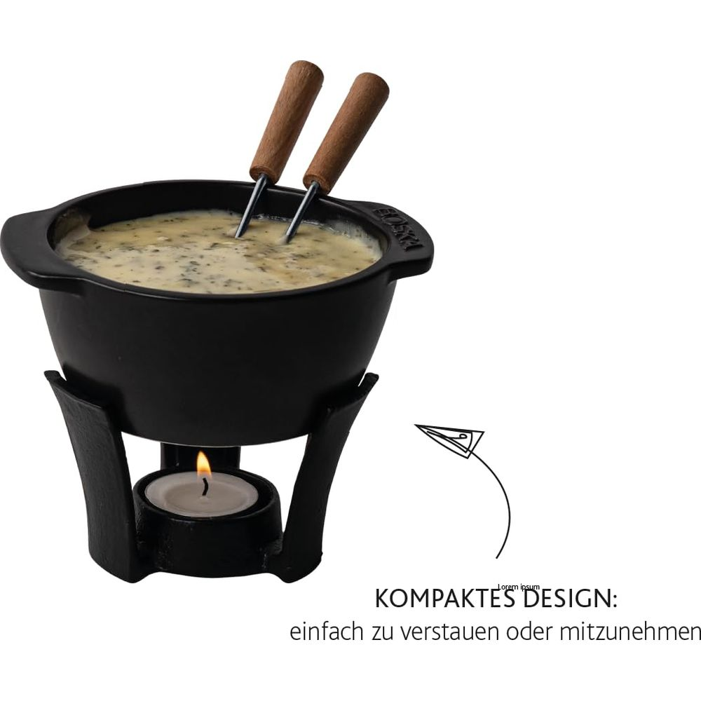 Schwarzes Fondue-Set mit Käse, zwei Holzgabeln, Teelicht und Schriftzug.