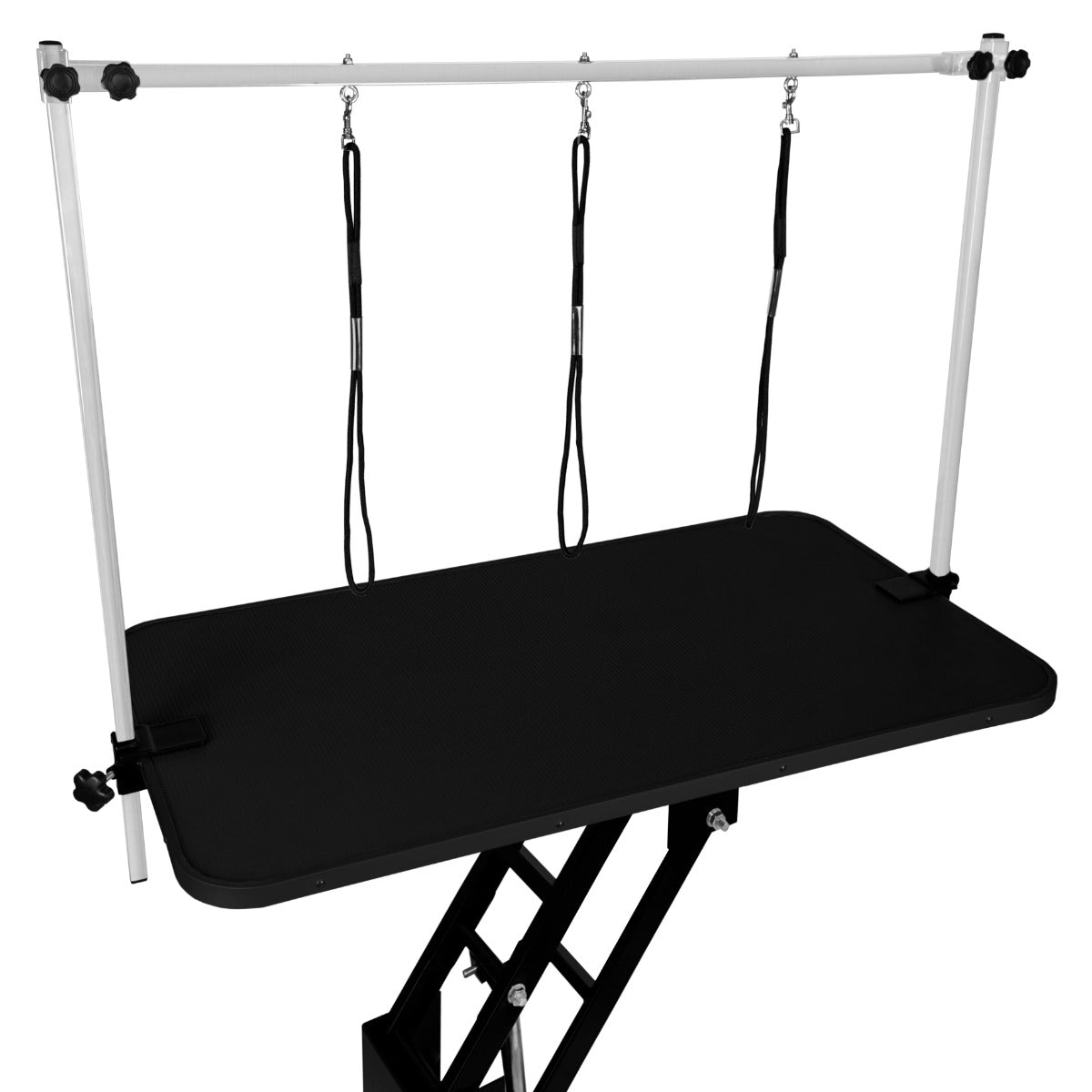 Una mesa de aseo rectangular negra ajustable con tres correas de sujeción.