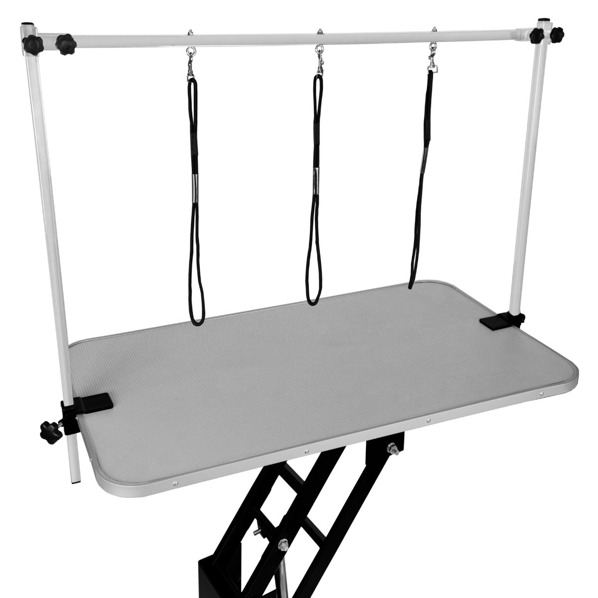 Una mesa de aseo gris con tres lazos negros, sobre un marco de metal negro.