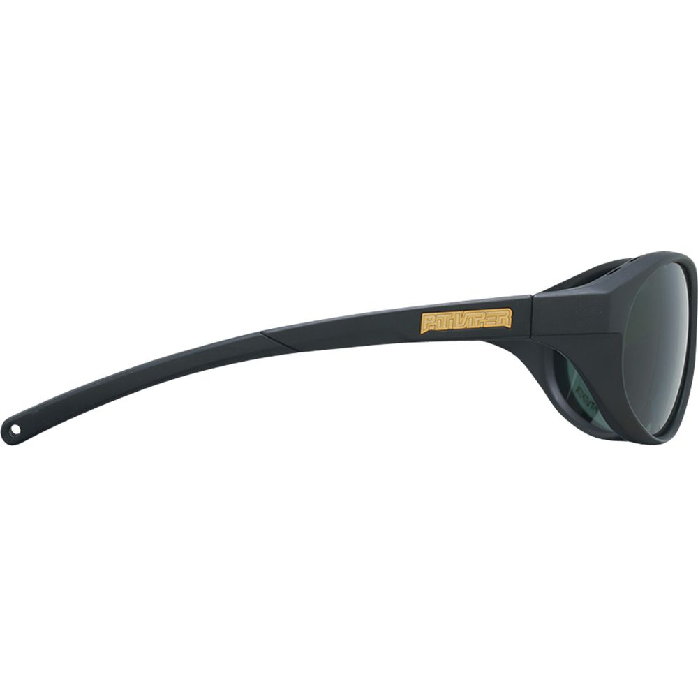 Schwarze Pit Viper Sonnenbrille mit goldenem Logo am Bügel, auf weißem Hintergrund.