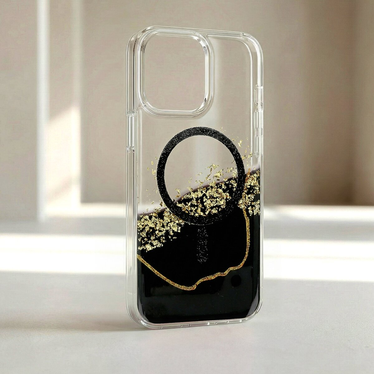 Transparente Handyhülle mit schwarzem und goldenem Glitzer-Design.