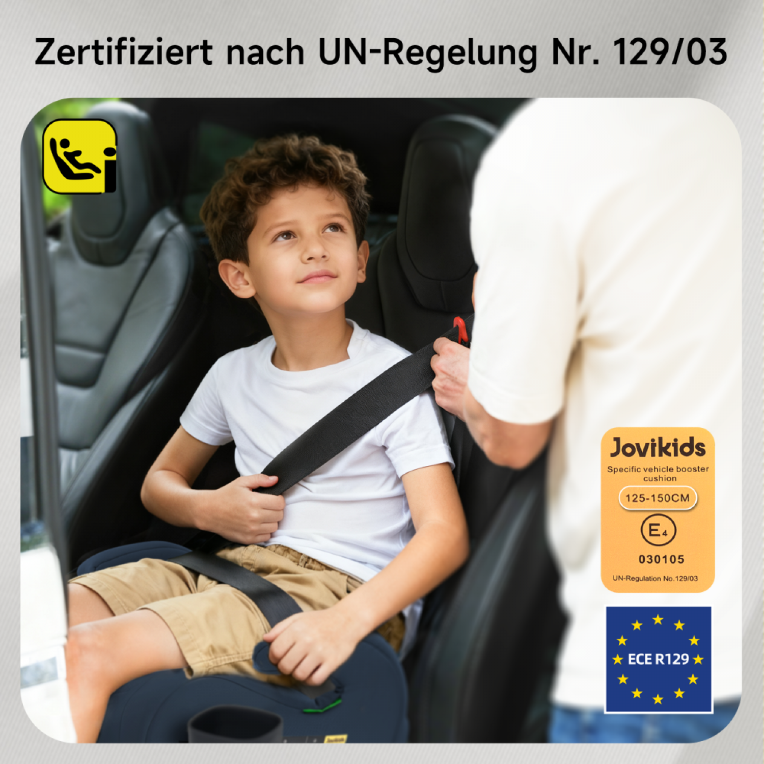 Ein Junge sitzt auf einem Autositz-Booster, angeschnallt. Zertifiziert nach UN-Regelung 129/03.