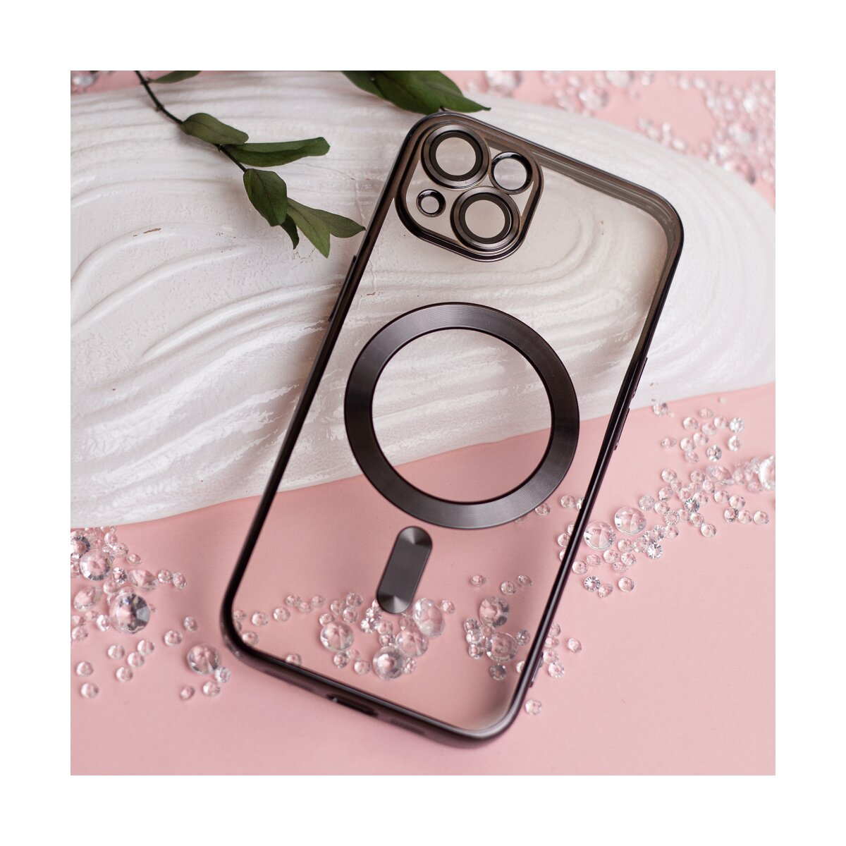 Durchsichtige Handyhülle mit MagSafe-Ring auf rosa Untergrund mit Kristallen.