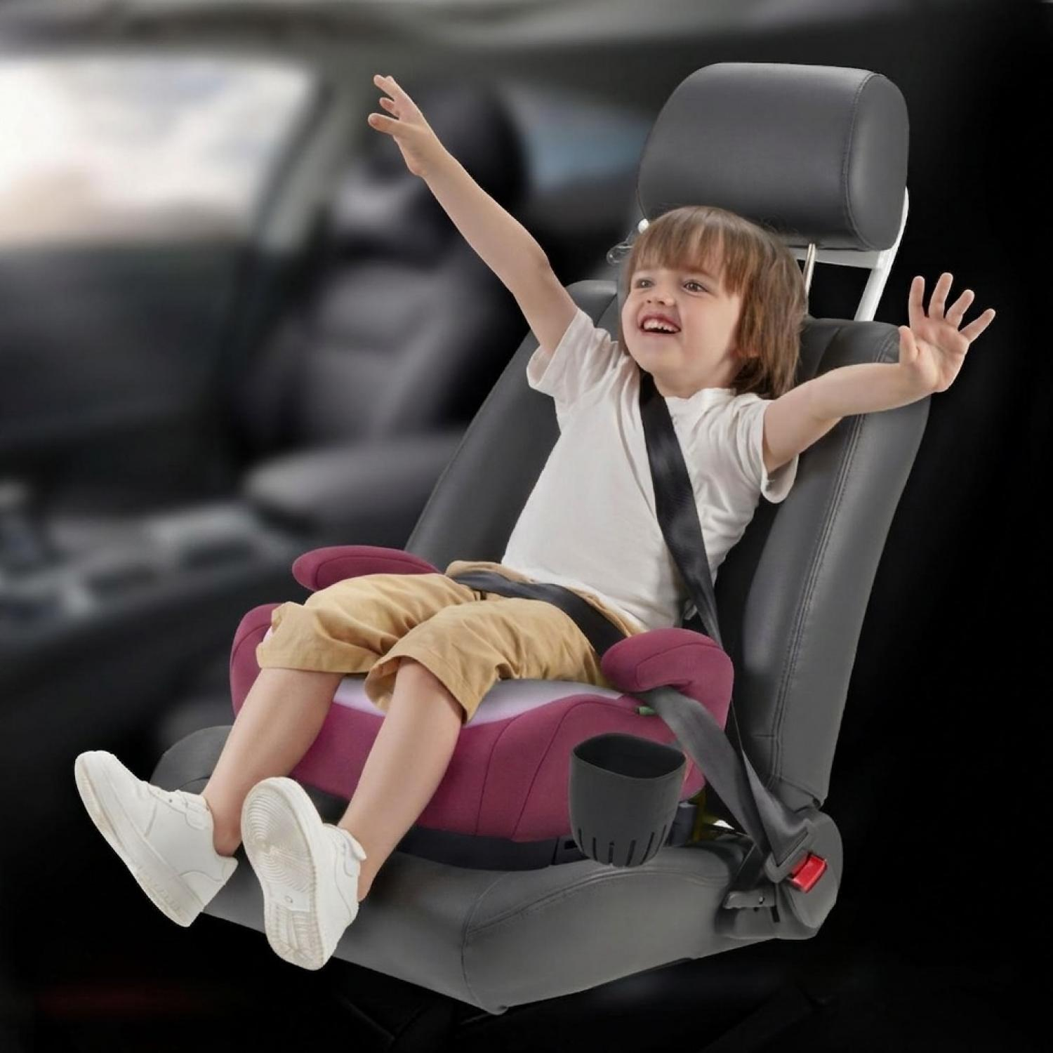 Ein Kind sitzt in einem Autositz-Booster, die Arme ausgestreckt.