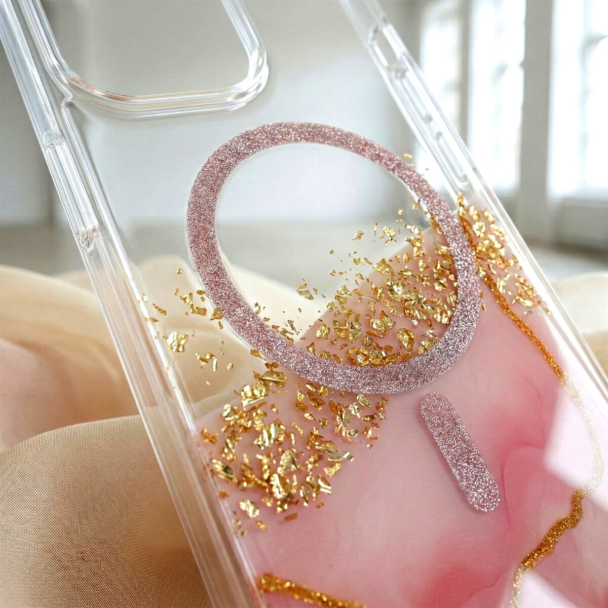 Transparente Handyhülle mit roségoldenem Glitzerring, Goldflocken und rosa Marmormuster.