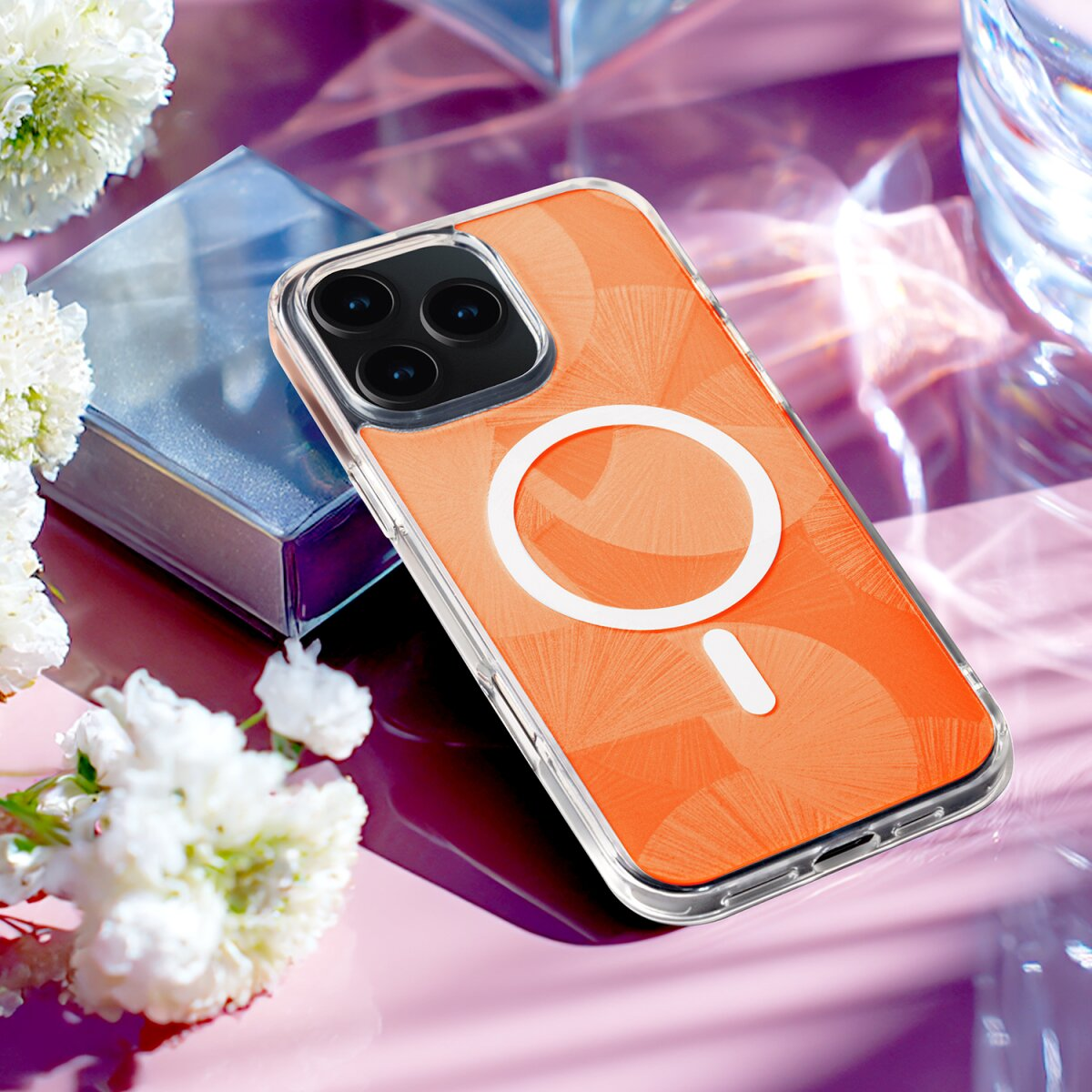 Ein orangefarbenes iPhone mit einem transparenten Gehäuse und einem MagSafe-Kreis.