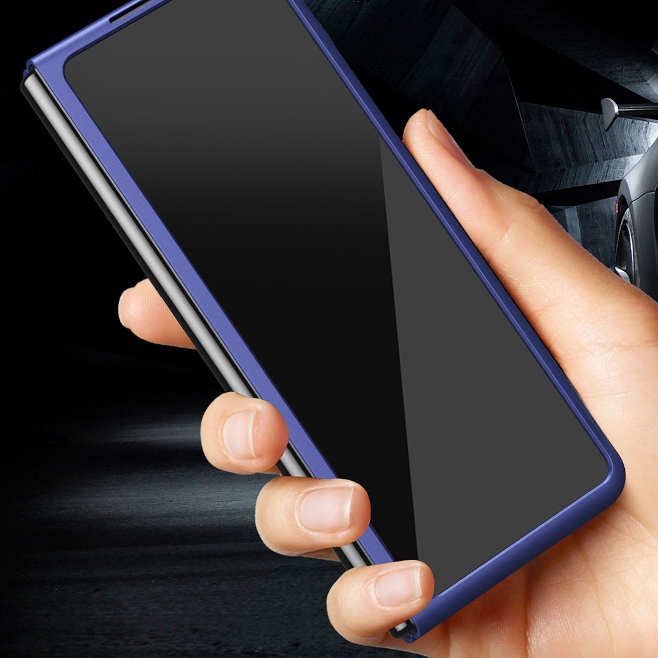Hand hält ein blaues Handy mit schwarzem Bildschirm vor dunklem Hintergrund.