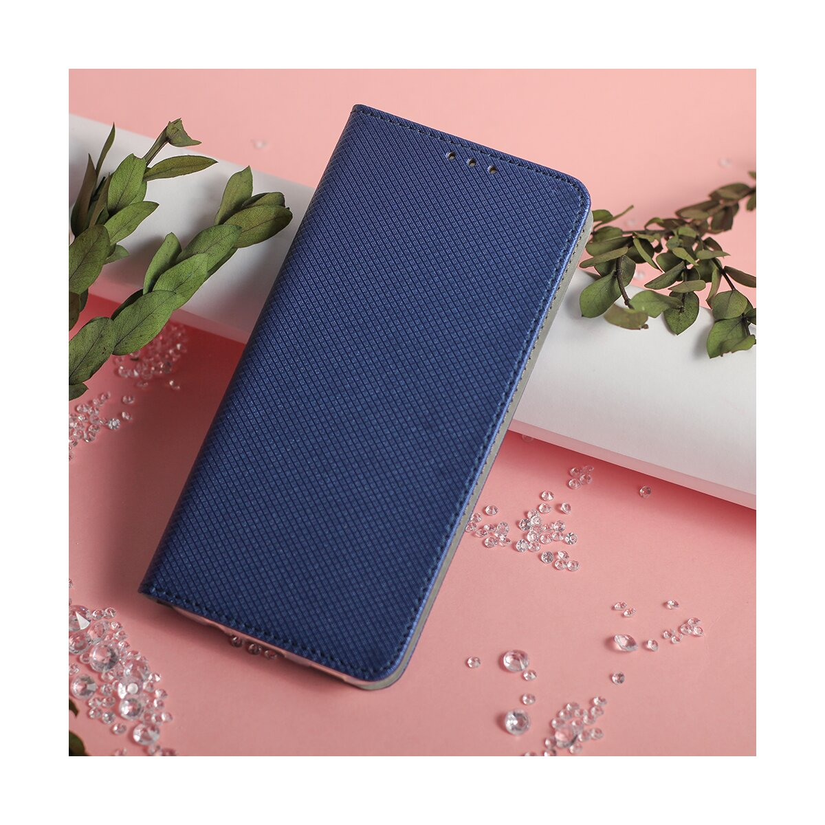 Dunkelblaues Flip-Case mit Textur, dekoriert mit grünen Zweigen und Kristallen.