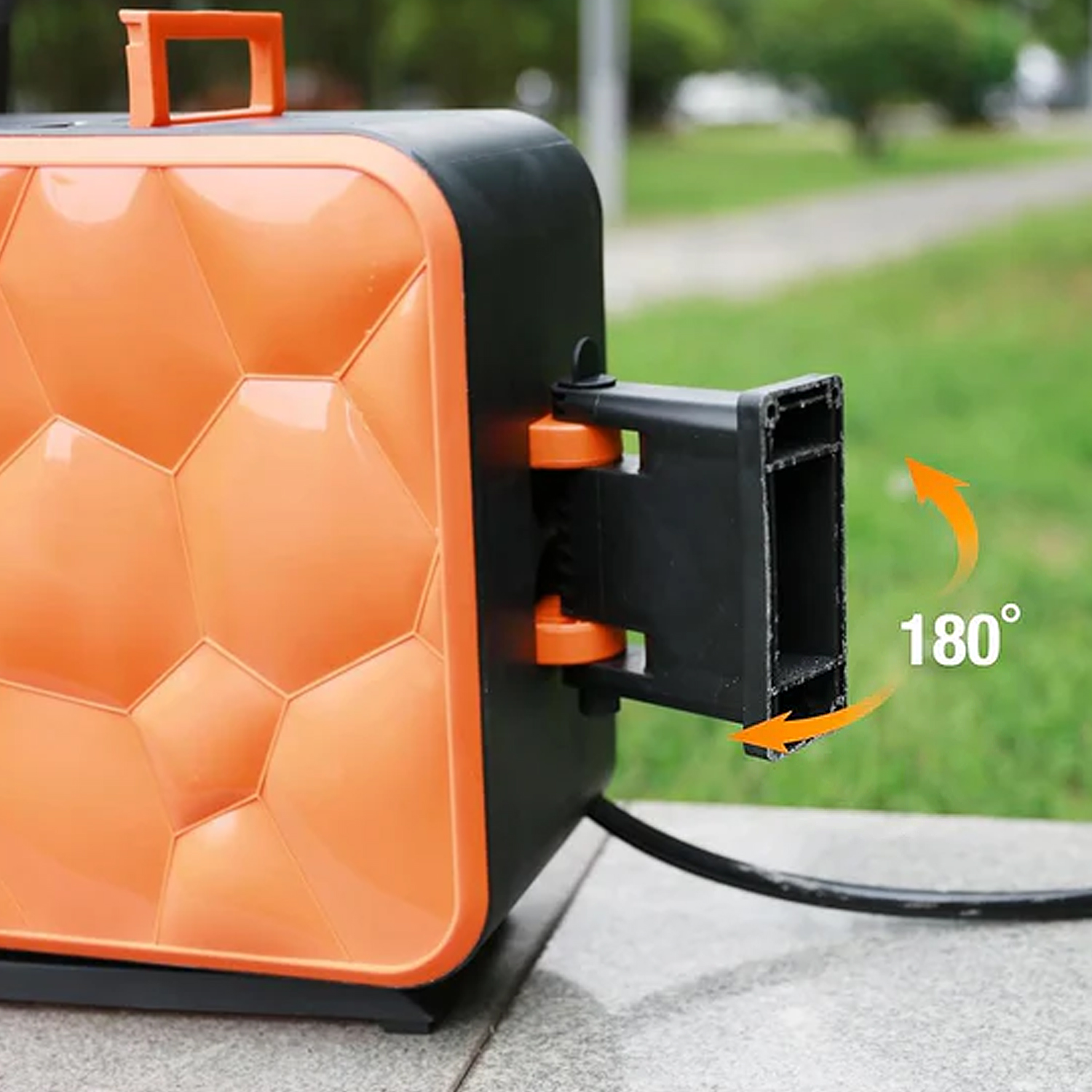 Orange und schwarzes Gerät mit 180°-Drehung, im Freien aufgestellt.