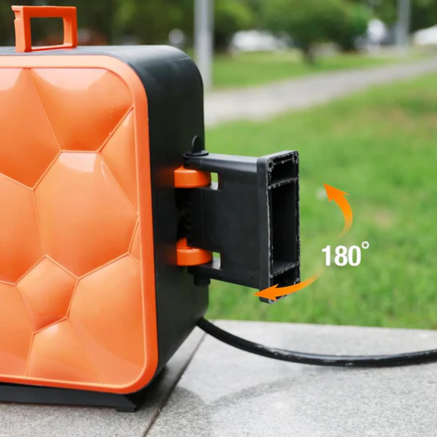 Orange und schwarze Trommel mit 180°-Drehanzeige im Freien.