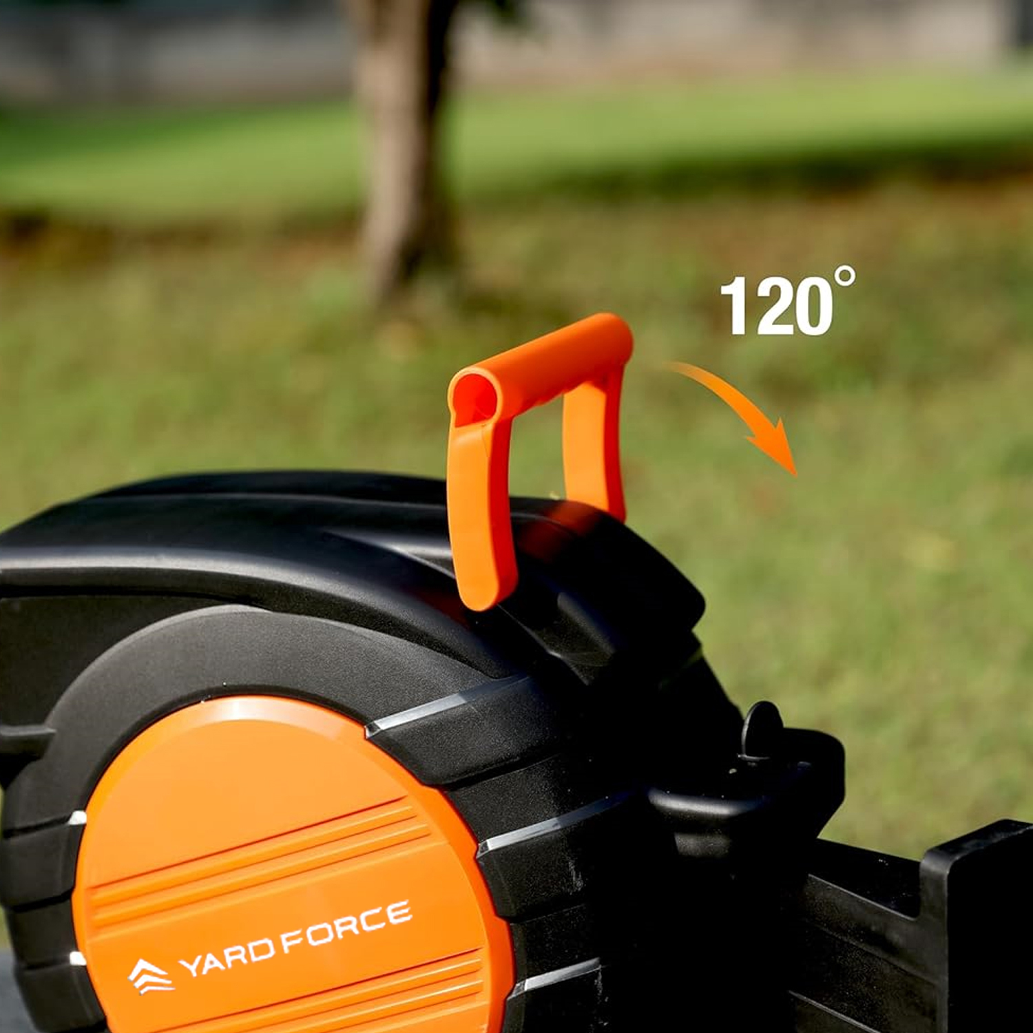 Ein schwarzes und orangefarbenes Gerät mit einem "YARD FORCE"-Logo und einem 120°-Pfeil.