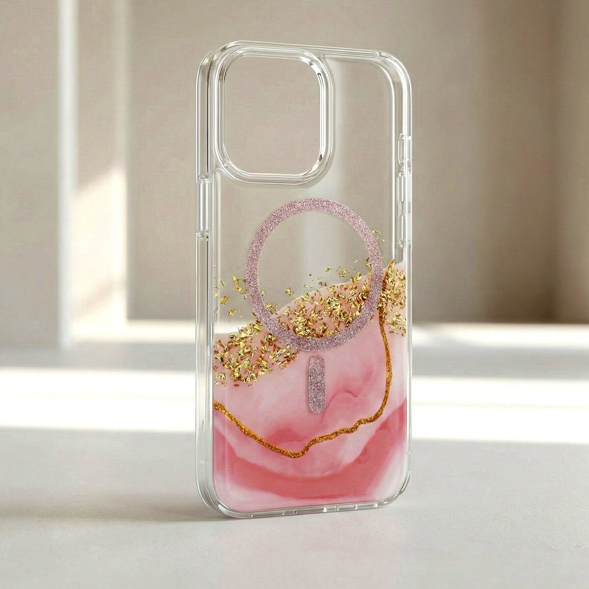 Eine durchsichtige Handyhülle mit rosa Marmor, Goldflocken und Glitzer.