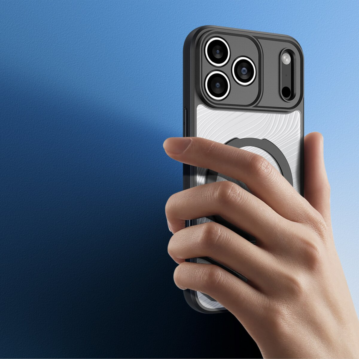 Eine Hand hält ein Handy mit drei Kameras und einem weißen Muster.