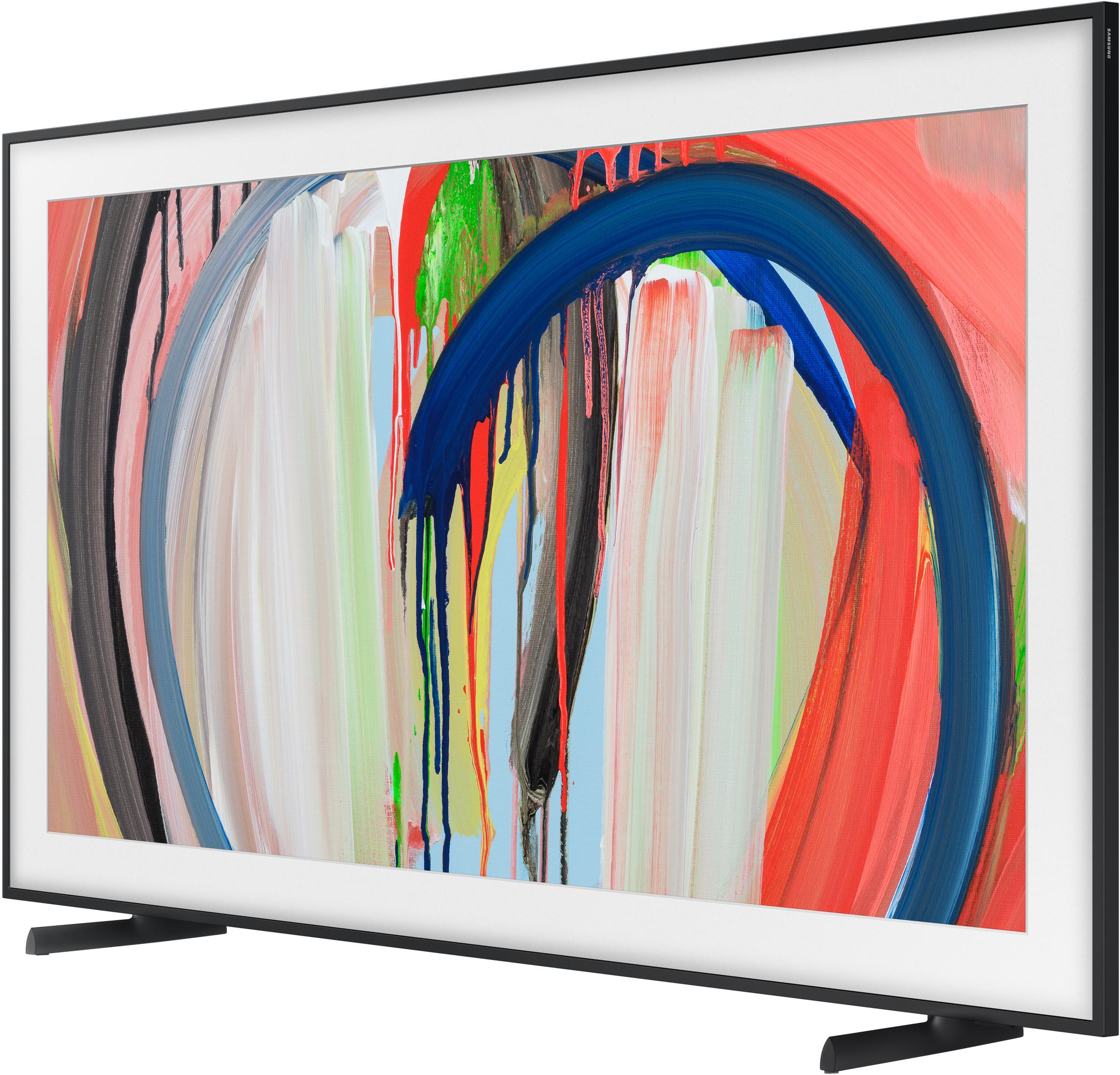 Una TV moderna che mostra un dipinto astratto con tonalità blu, rosse e verdi.