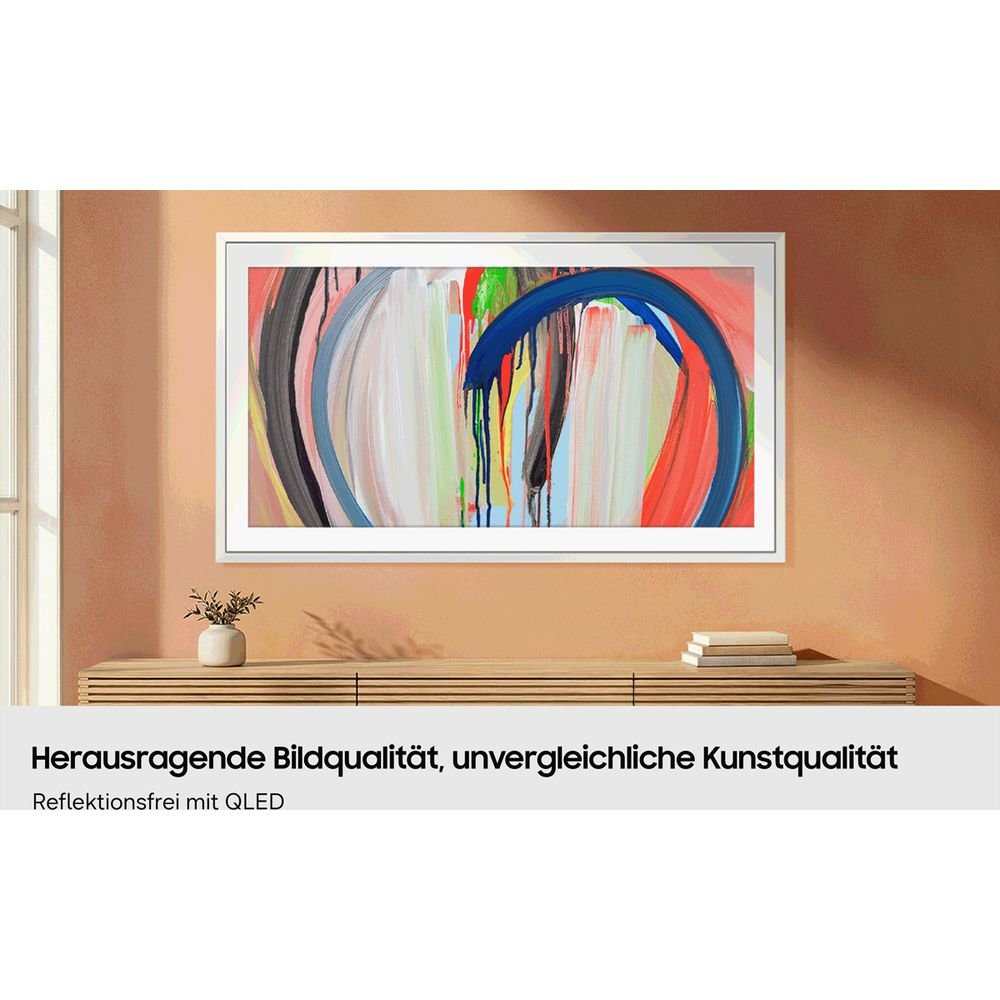 Uno schermo TV moderno con arte astratta appeso al muro.