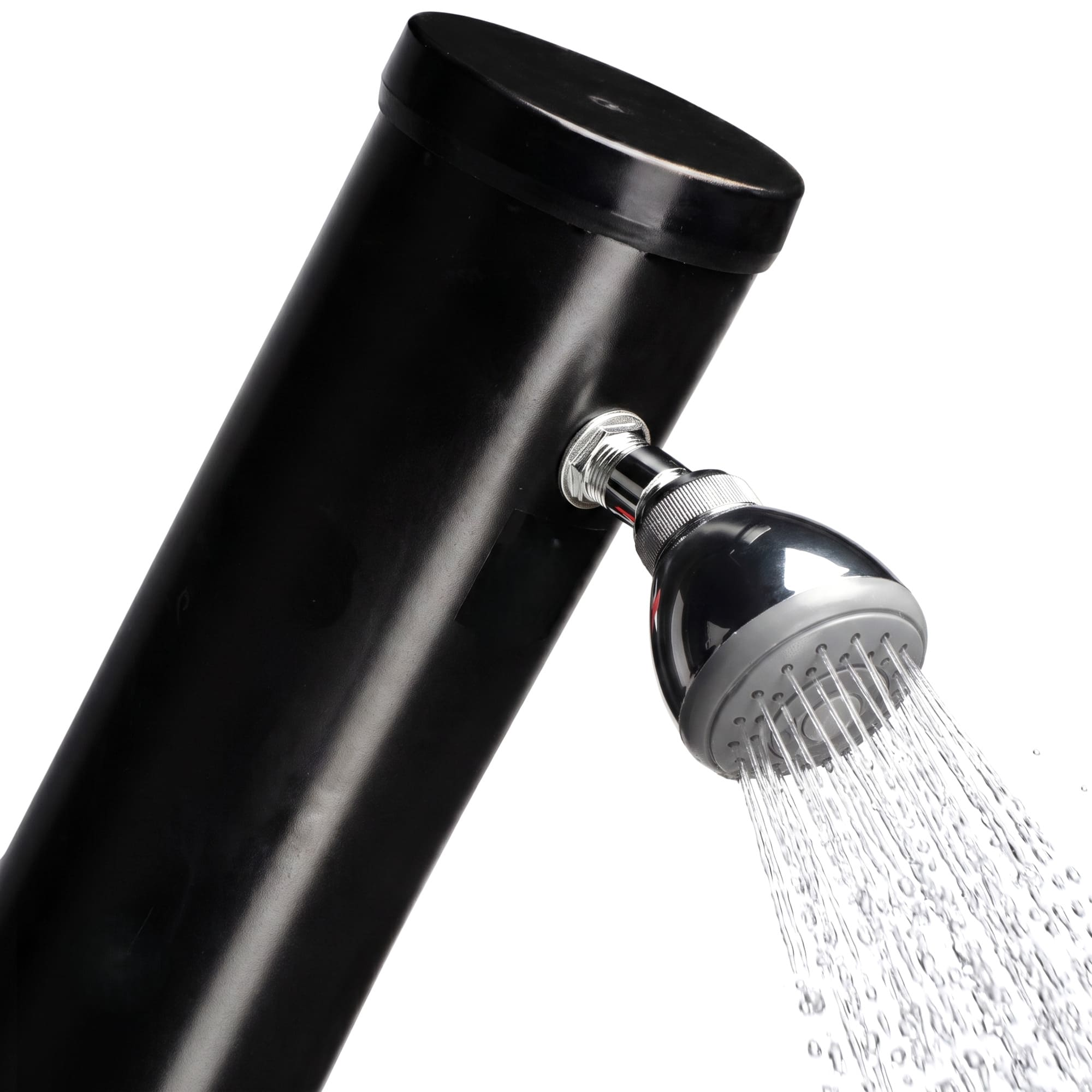 Un cabezal de ducha negro unido a una tubería negra, con chorros de agua fluyendo.