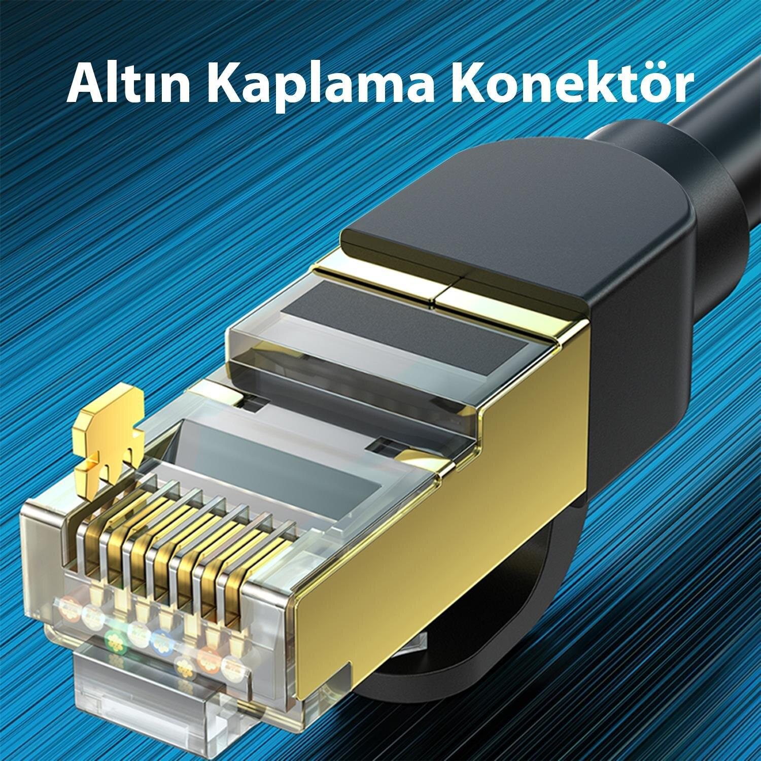 Altın kaplama RJ45 konektör, şeffaf gövde ve siyah kablo.