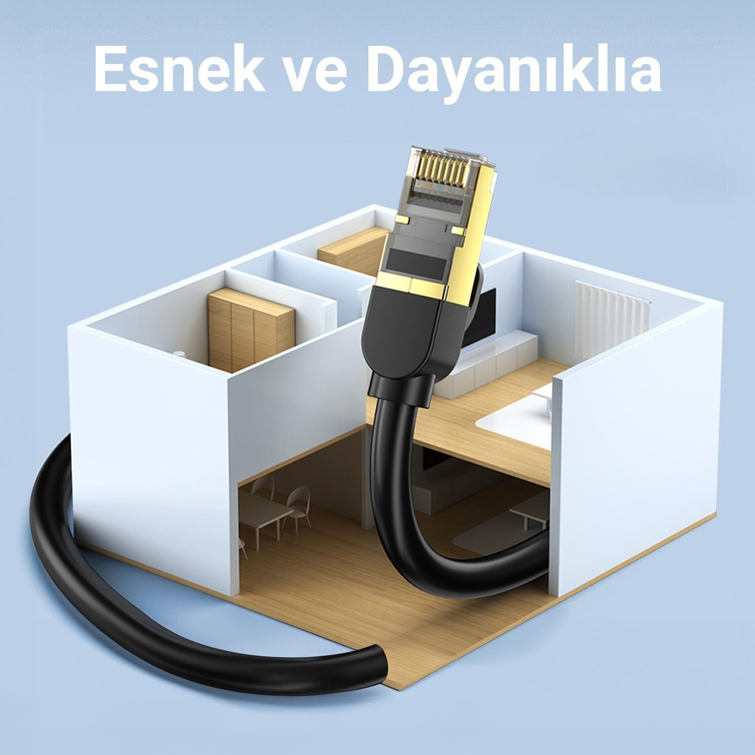 Altın rengi konnektörlü siyah kablo, beyaz bir ev modelinden çıkıyor.